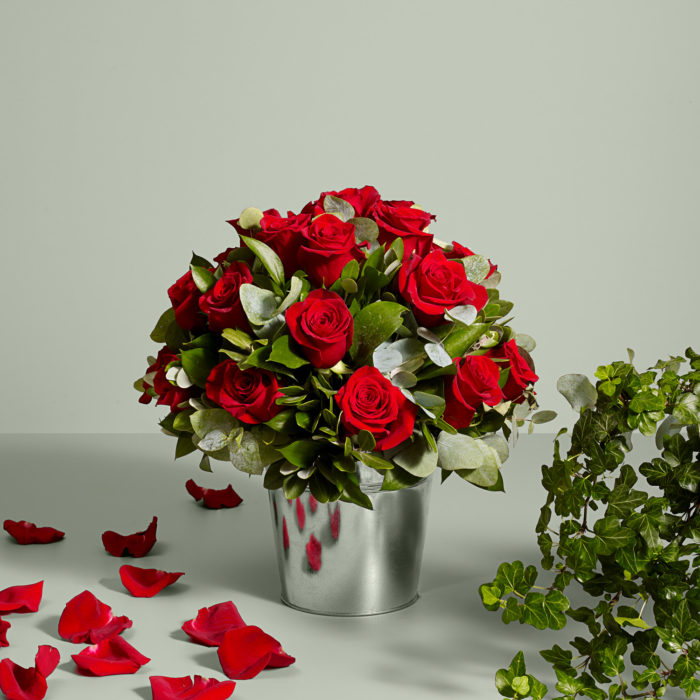 Composizione tonda di rose fresche